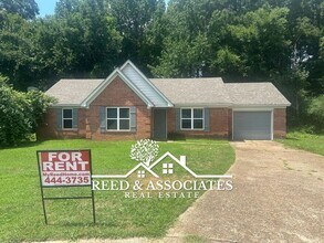 Building Photo - Olive Branch Home Located in Quiet Cove!