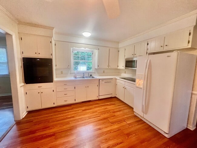 Building Photo - 4 BR, 1 car garage, Very desirable Pine Valley Community and Schools! Fenced yard! Hard wood floo...