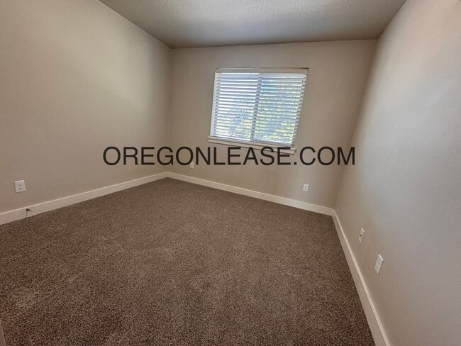 Building Photo - 3 bedroom 2.5 bath townhouse in Cal Young ...
