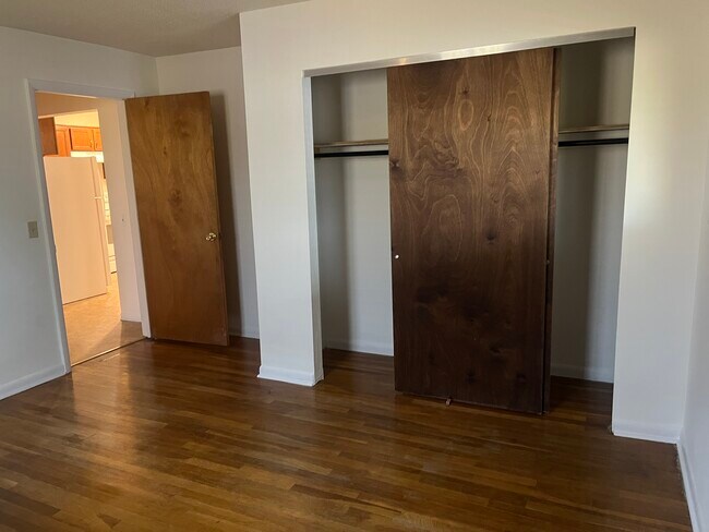 Front bedroom and closet - 1013 Arizona Ave