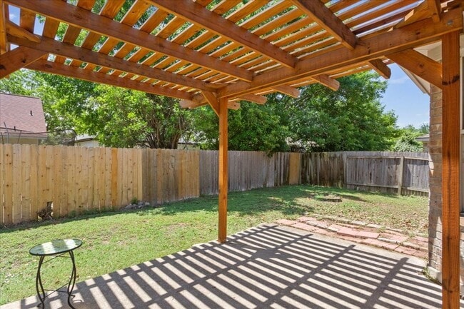 Building Photo - Charming 3/BR 2/BA One-Level Home in Round...
