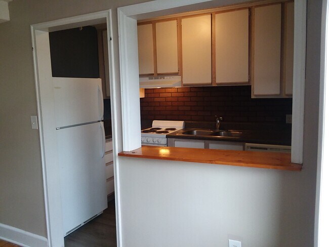 Building Photo - 405 E 5th St