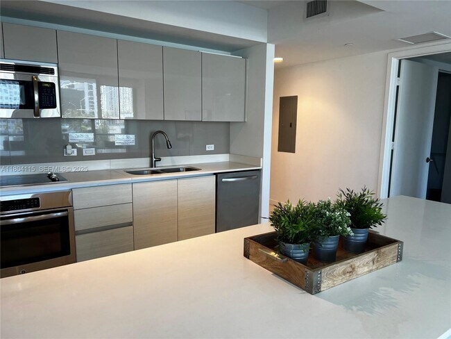 Building Photo - 2600 E Hallandale Beach Blvd