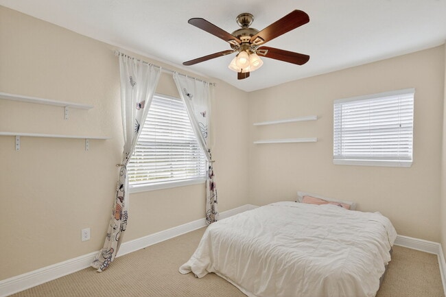 Building Photo - 541 40th Ave NE