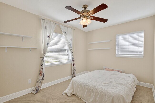 Building Photo - 541 40th Ave NE