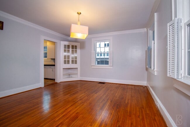 Building Photo - Prime location & Space!