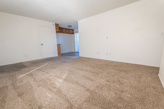 Building Photo - Cozy Condo! 2 Bedroom, 1 Bath, Washer & Dryer and Jacuzzi included!