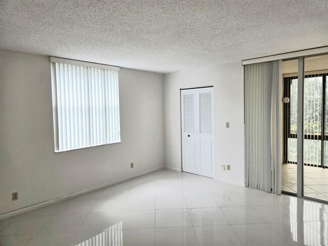 Building Photo - 7300 Lake Cir Dr