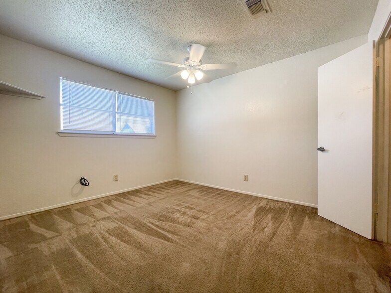 Building Photo - 105 Lindenwood Ln N