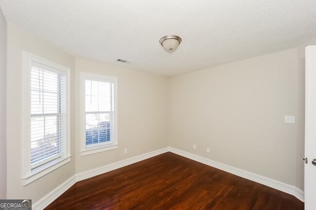 Building Photo - 125 Gleneagles Way