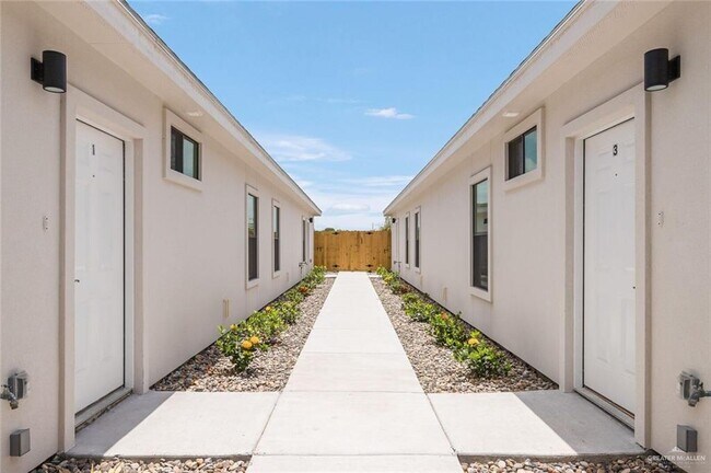 Building Photo - 13 Summerland Ln