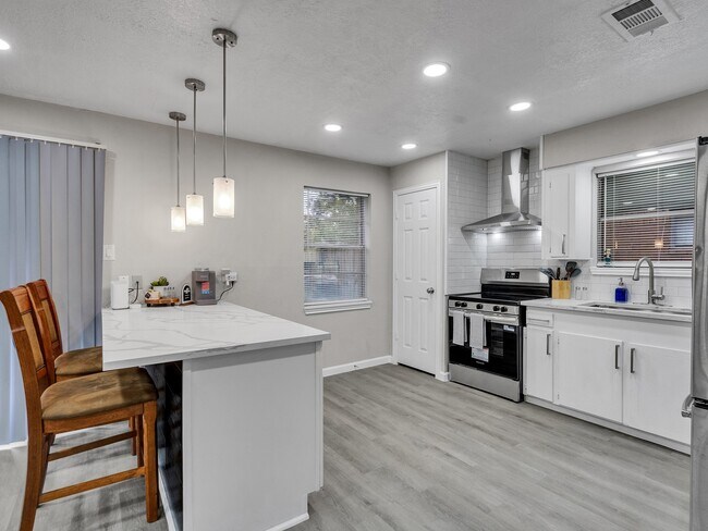 Building Photo - 705 Littlewood