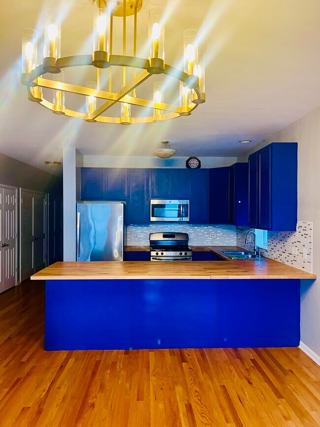 Building Photo - 1900 N Laramie Ave