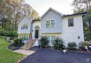 Building Photo - Spacious Multi-Generational Home on 3 Acre...