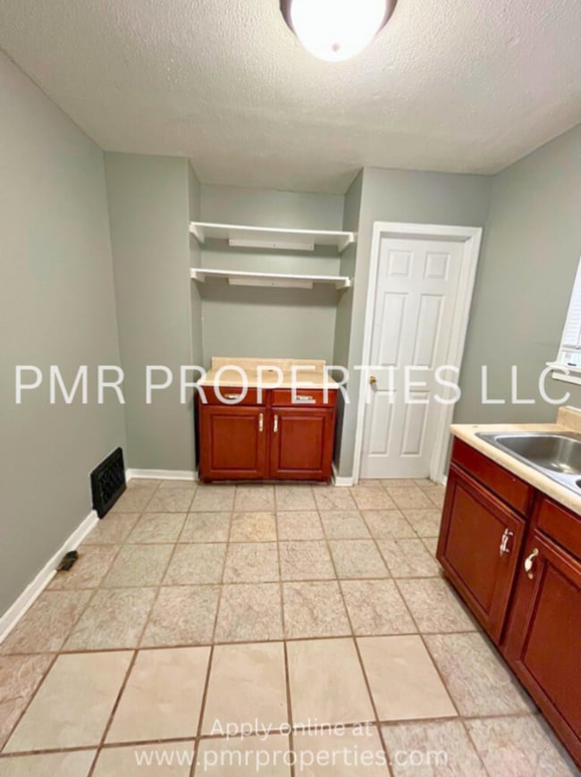 Building Photo - 2 Bedrooms / 1 Bathroom House