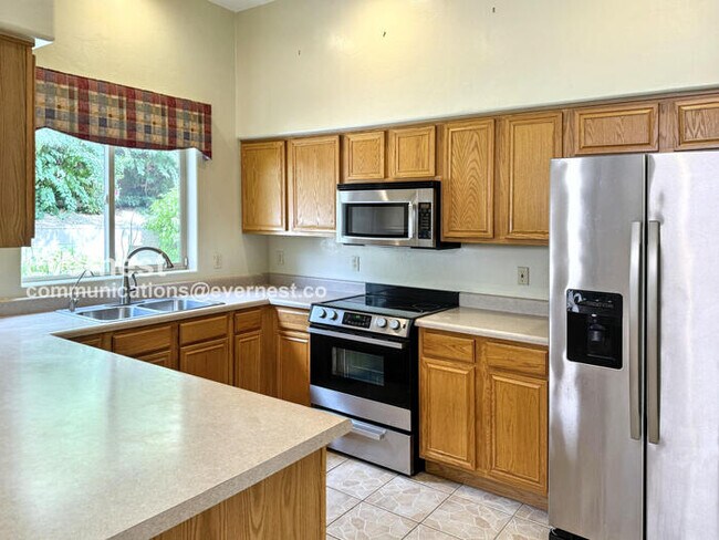 Building Photo - 3-Bedroom Home with Garage / Pet-Friendly ...