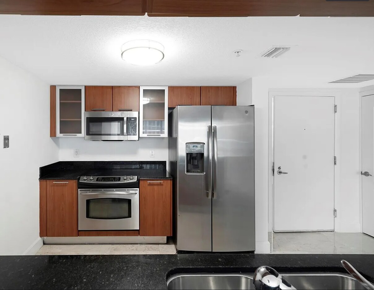 Building Photo - 1800 N Bayshore Dr