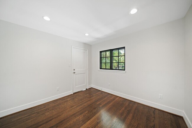 Building Photo - 520 Lovett Blvd