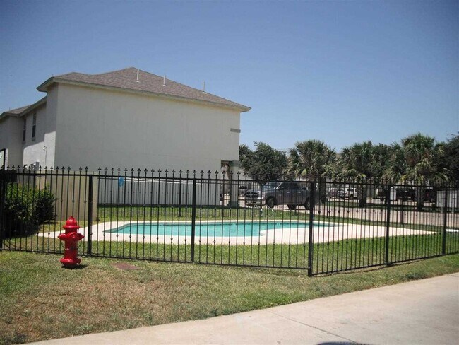 Building Photo - 1000 Ranchway Dr