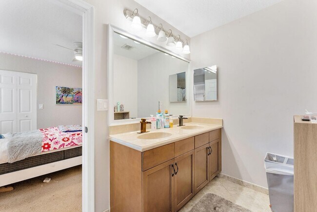 Building Photo - 9173 Delemar Ct