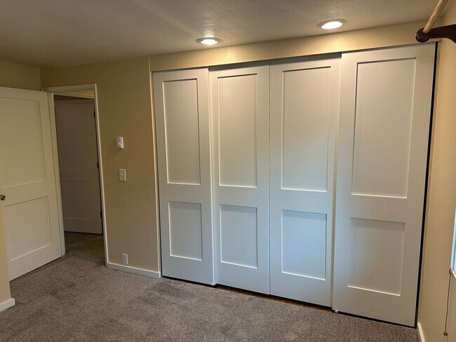 Building Photo - Beautiful custom 3 bedroom 2 bathroom hous...