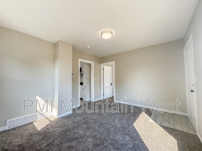 Building Photo - 524 8th St