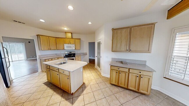 Building Photo - Spacious Single Story 3-Bedroom Home Beaut...