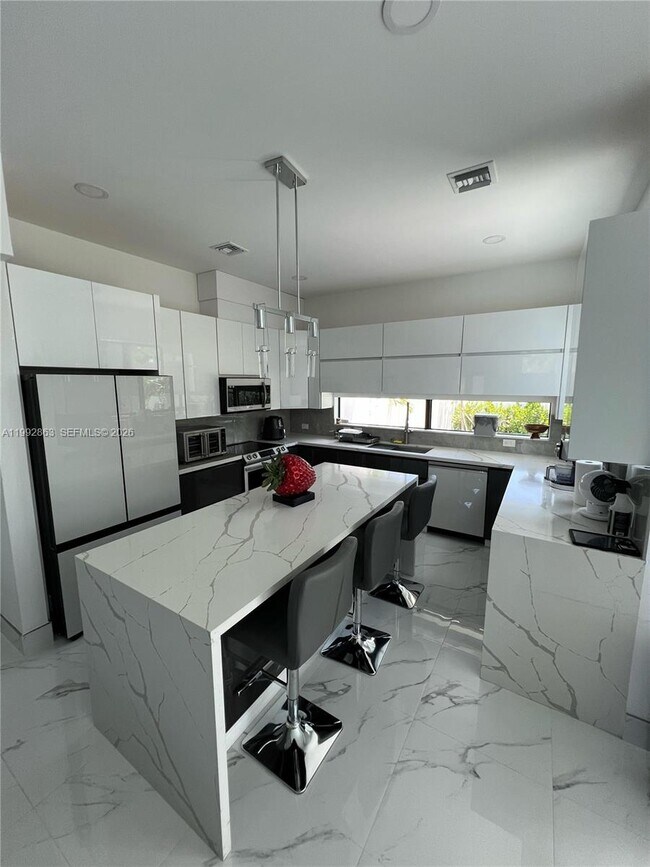 Building Photo - 2342 McKinley St