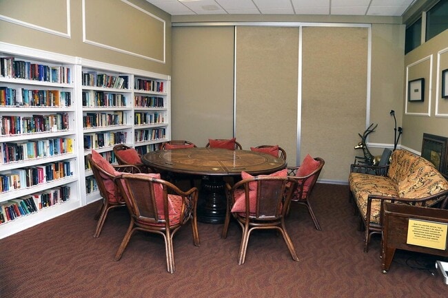 Building Photo - 1537 E Hillsboro Blvd