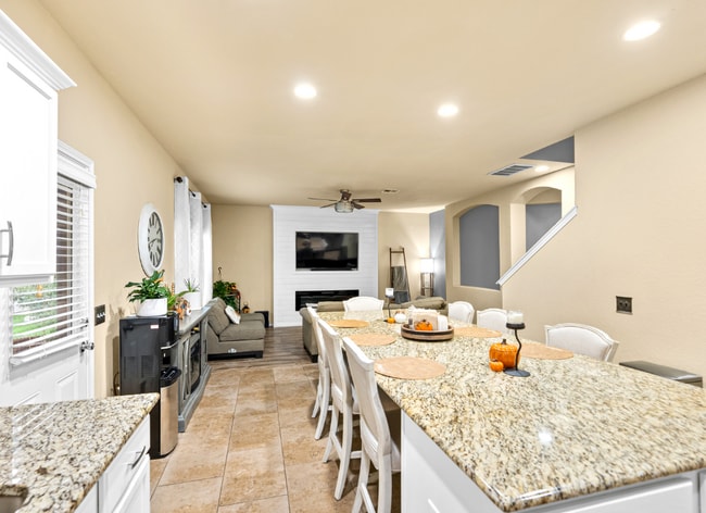 Building Photo - 503 Fort Pena