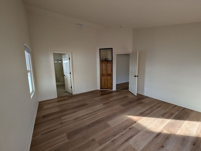 Building Photo - Scappoose House-Newly Remodeled-1/2 off 1s...