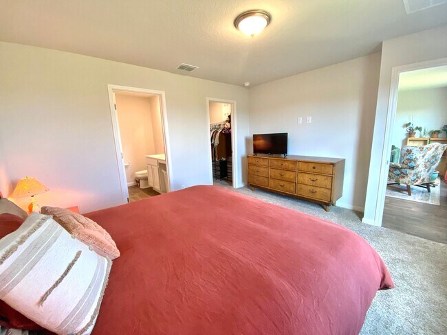 Building Photo - Modern Comfort Meets Peaceful Living – A s...