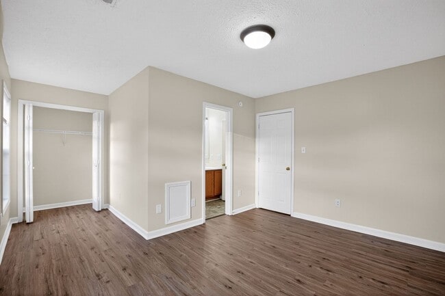Building Photo - Newly Renovated Townhome in Presidential Lakes