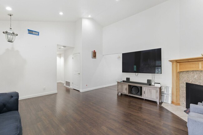 Building Photo - Welcome to elegant living in the heart of ...