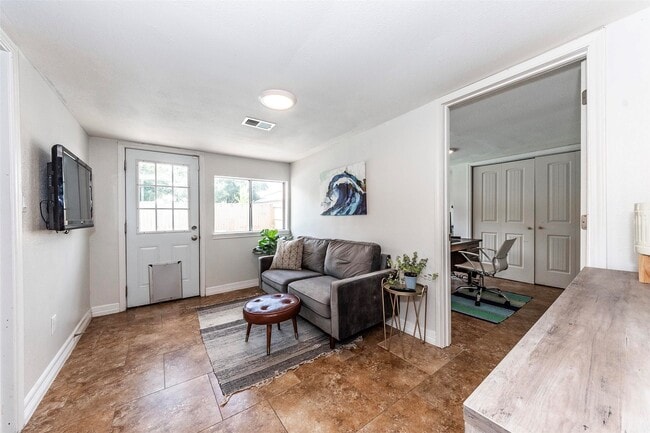 Building Photo - 11 10th Ave N