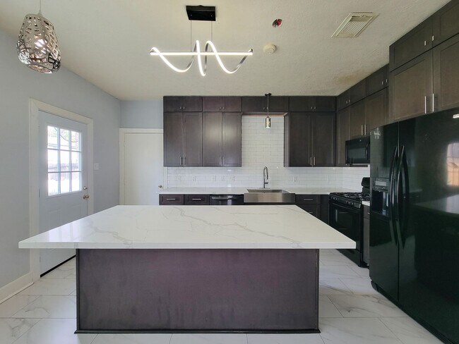 Building Photo - Welcome to this beautifully maintained home offering flexible living with 4/5 spacious bedrooms a...