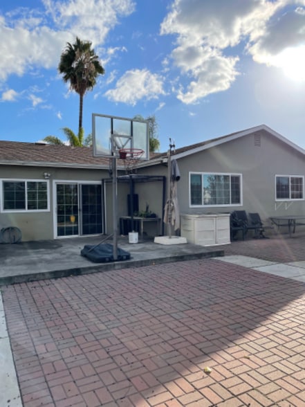 Building Photo - 2715 Cunningham Ave