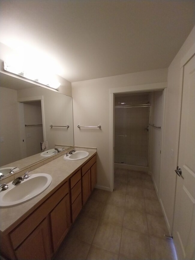 Building Photo - Beautiful 2 beds/1.75 baths condo in sough...