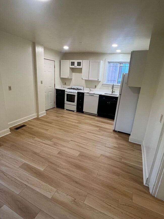 Building Photo - 5 bedrooms 2 bathrooms