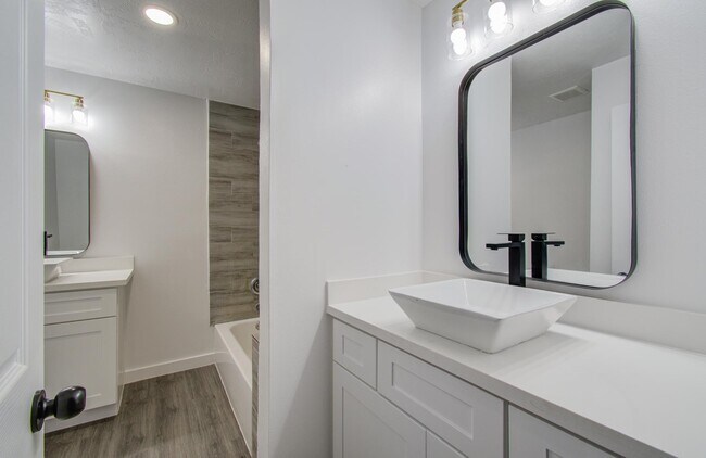 Building Photo - 809 Brook Hollow Dr