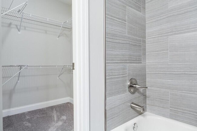 Building Photo - 124 Woodbine Cir SE