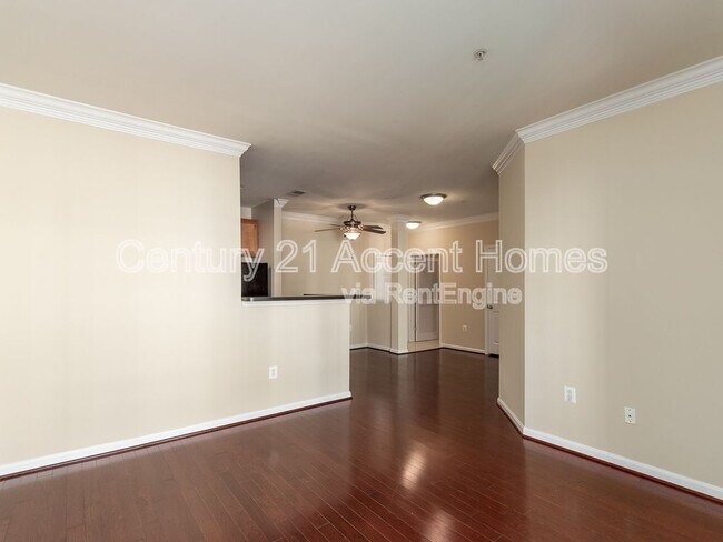 Building Photo - 4862 Eisenhower Ave