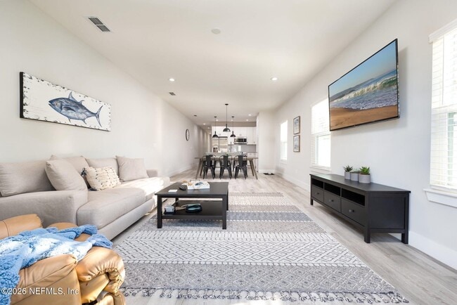 Building Photo - 817 7th Ave N