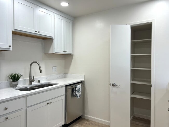 Building Photo - 107 Bond Ave