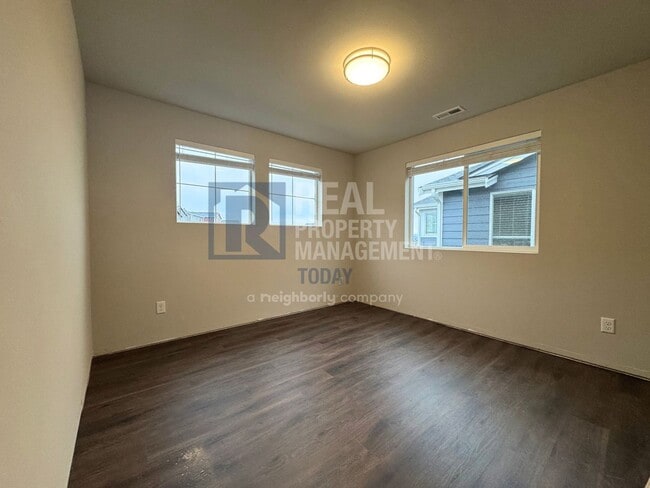 Building Photo - Stunning 5 Bedroom! Great Location!