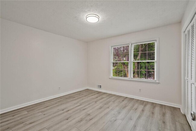 Building Photo - 2041 Collinswood Dr