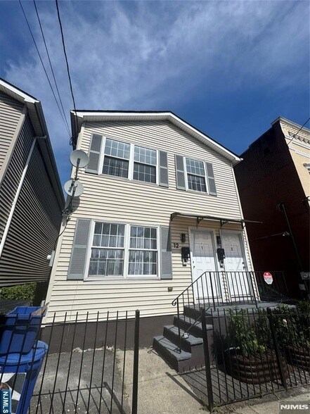 Building Photo - 12 Bayview Ave