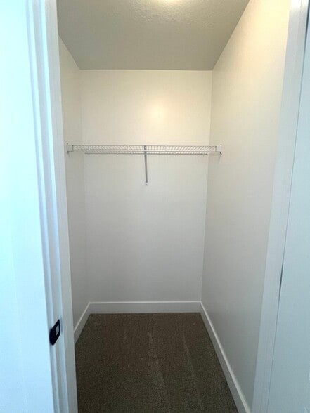Building Photo - 1516 W Stone Gate Dr