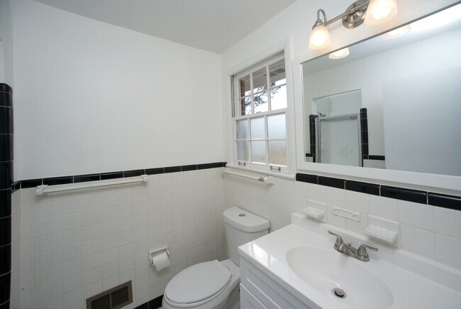 Building Photo - Beautiful Three Bedroom Home! AVAILABLE 8/...