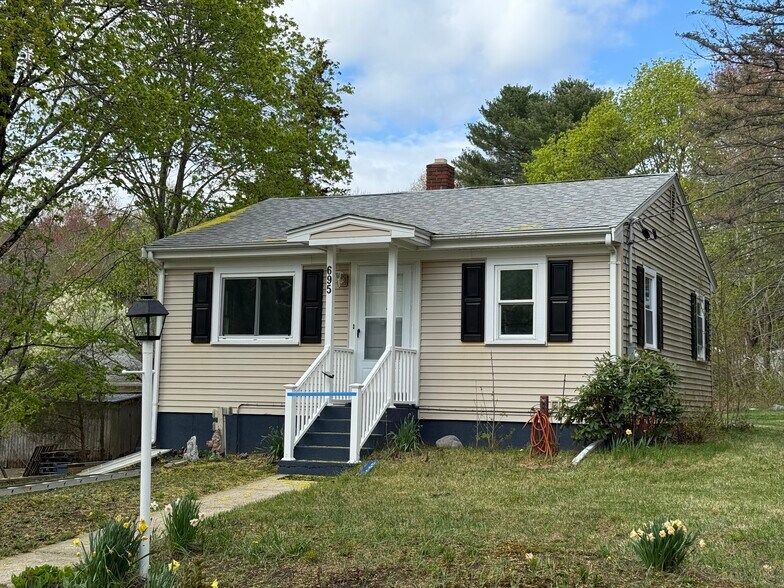 Primary Photo - 695 South St E
